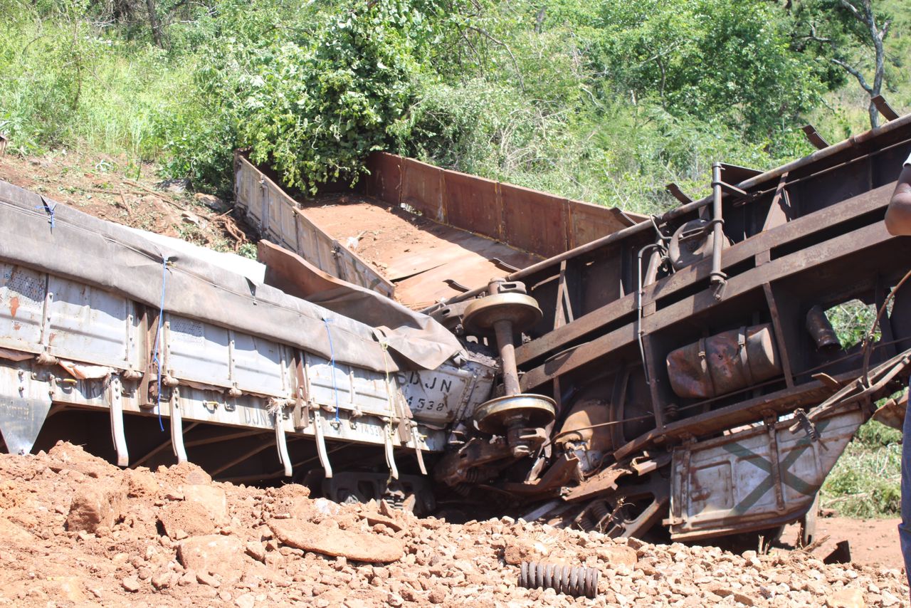 Une locomotive NRZ déraille et plonge dans une gorge tuant trois équipages