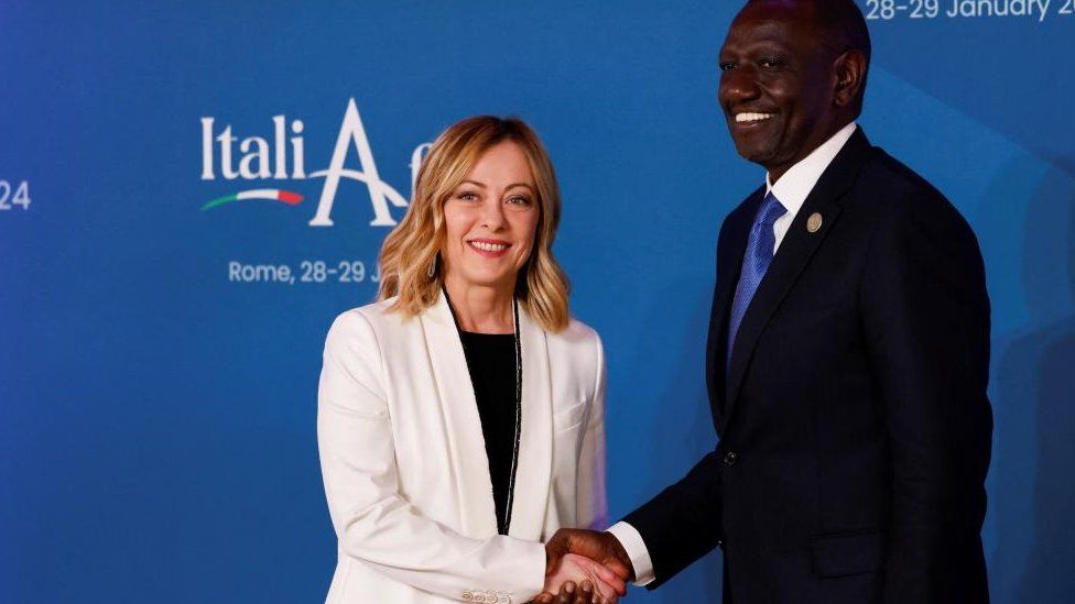 La Première ministre italienne Giorgia Meloni accueille le président du Kenya William Samoei Ruto à son arrivée au sommet international Italie-Afrique, le 29 janvier 2024.