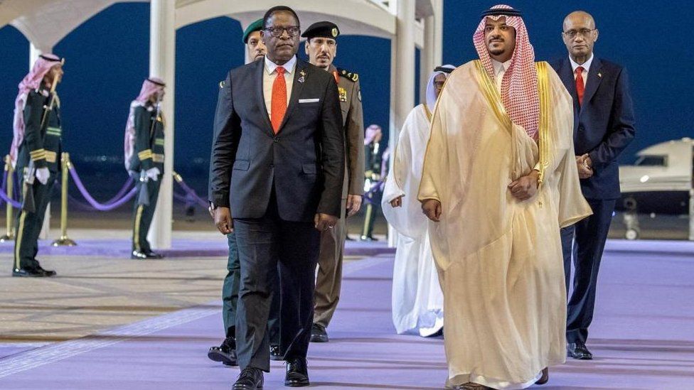 Le président de la République du Malawi, Lazarus McCarthy Chakwera arrive à la conférence sur l'Afrique, à Riyad, en Arabie Saoudite, le 9 novembre 2023.