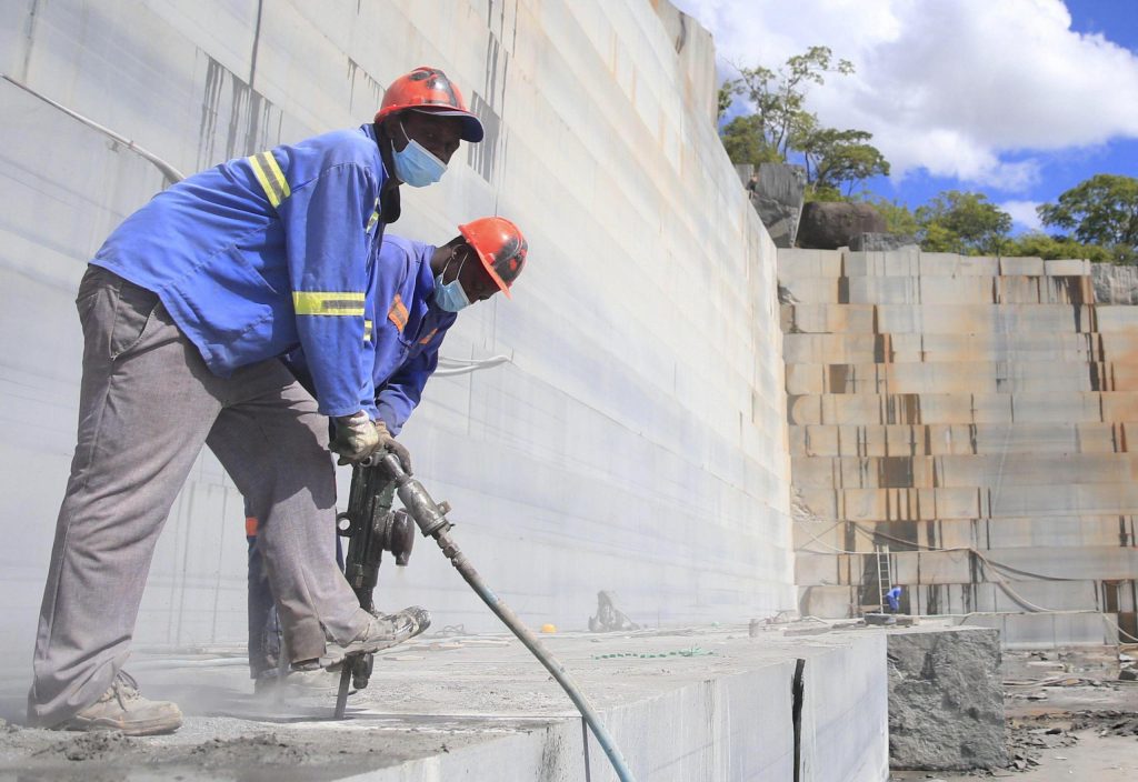 Des écoliers du Zimbabwe abandonnent leurs études pour les mines de lithium |