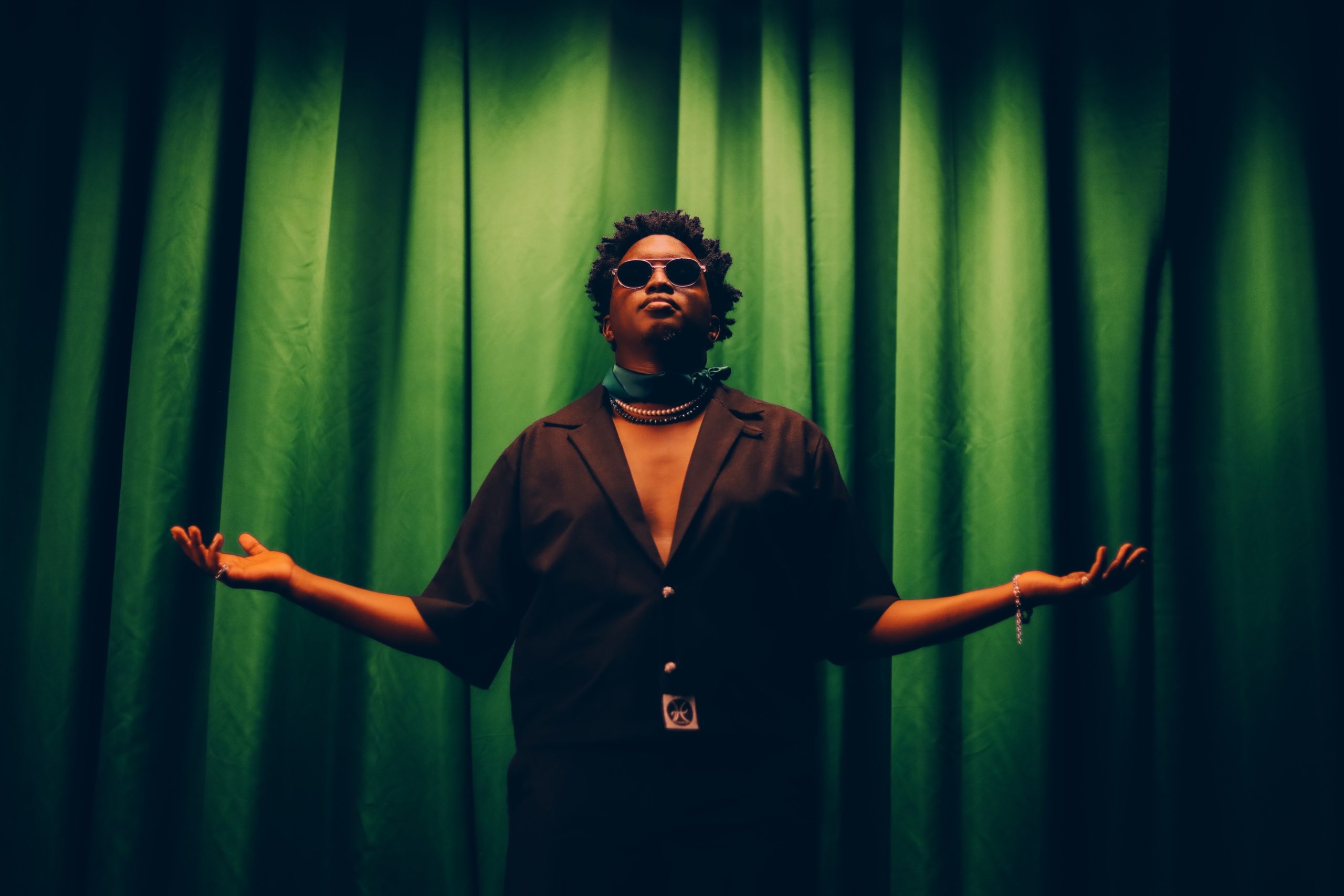 Joshua Baraka fait équipe avec Simi et Qing Madi pour le remix de "Dalilah".