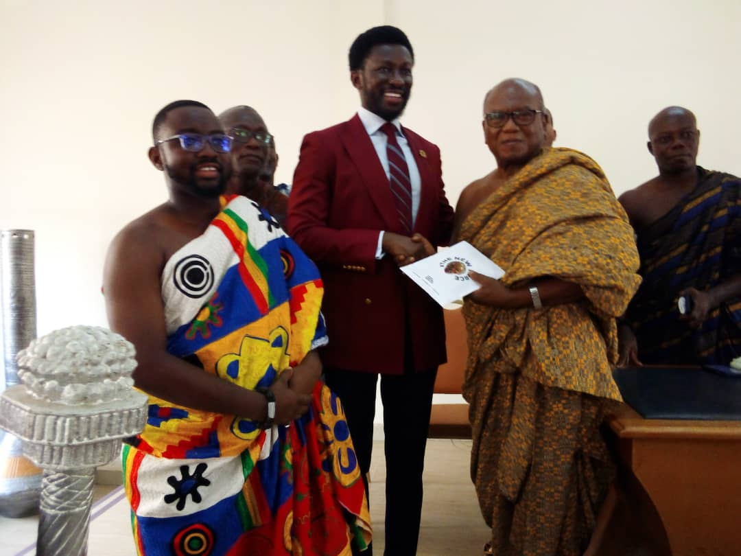 Photo de Nana Kwame Bediako remettant le don en espèces à Togbui Howusu Adzilakle Xii