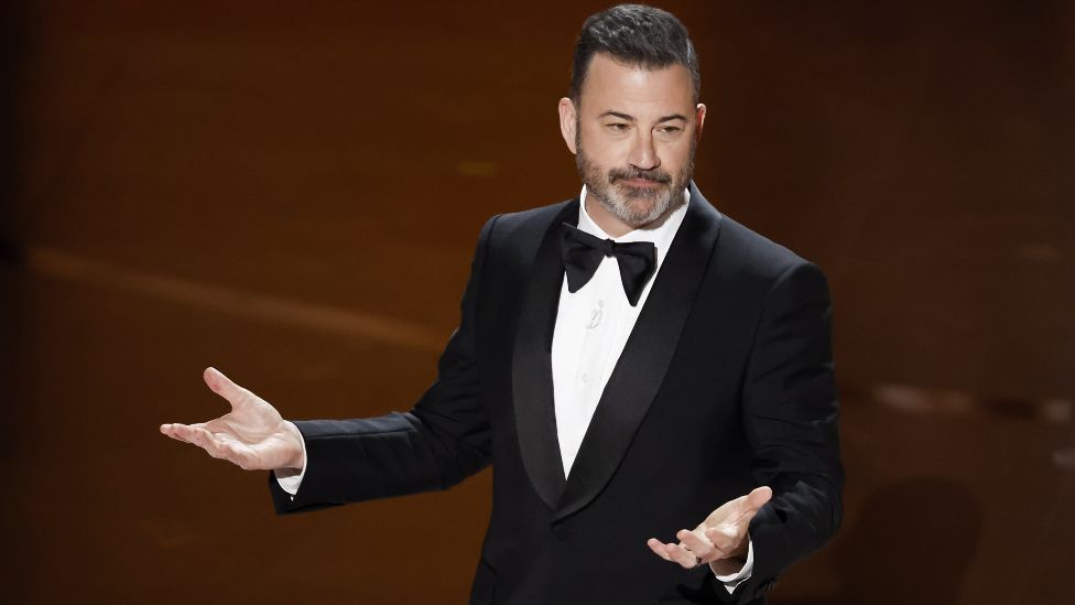 Accueillez Jimmy Kimmel lors de la 96e cérémonie annuelle des Academy Awards au Dolby Theatre dans le quartier Hollywood de Los Angeles, Californie, États-Unis, le 10 mars 2024.