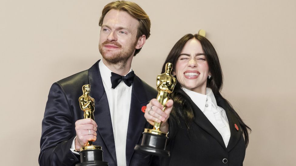 Finneas O'Connell (à gauche) et Billie Eilish, lauréats de l'Oscar de la meilleure chanson originale pour