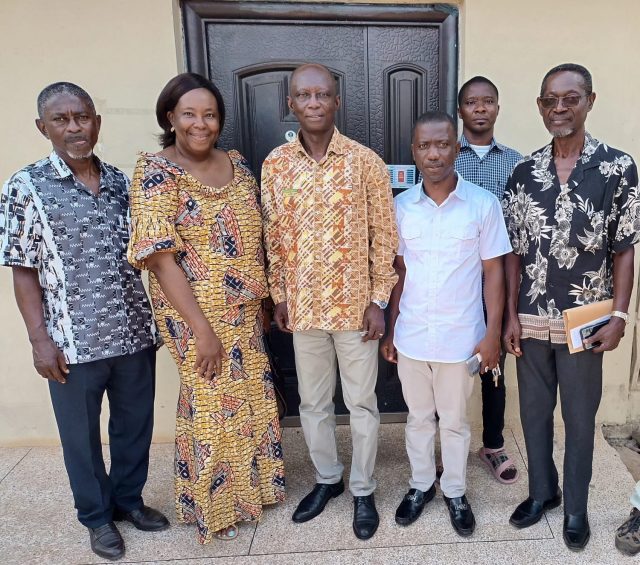 De gauche à droite : David Ofori, directeur financier d'Okuapemman Fekuw UK & Ireland ; Dr Sylvia Anie, marraine d'Okuapemman Fekuw Royaume-Uni et Irlande ; Dr Albert Benneh, surintendant médical de l'hôpital Tetteh Quarshie Memorial ; Maxwell Larbi, chef de l'administration, Tetteh Quarshie Memorial Hospital ; M. Godfried Nyante, directeur de l'ONG Sustainable Health Interventions and Education. De gauche à droite : David Ofori, directeur financier d'Okuapemman Fekuw UK & Ireland ; Dr Sylvia Anie, marraine d'Okuapemman Fekuw Royaume-Uni et Irlande ; Dr Albert Benneh, surintendant médical de l'hôpital Tetteh Quarshie Memorial ; Maxwell Larbi, chef de l'administration, Tetteh Quarshie Memorial Hospital ; M. Godfried Nyante, directeur de l'ONG Sustainable Health Interventions and Education.