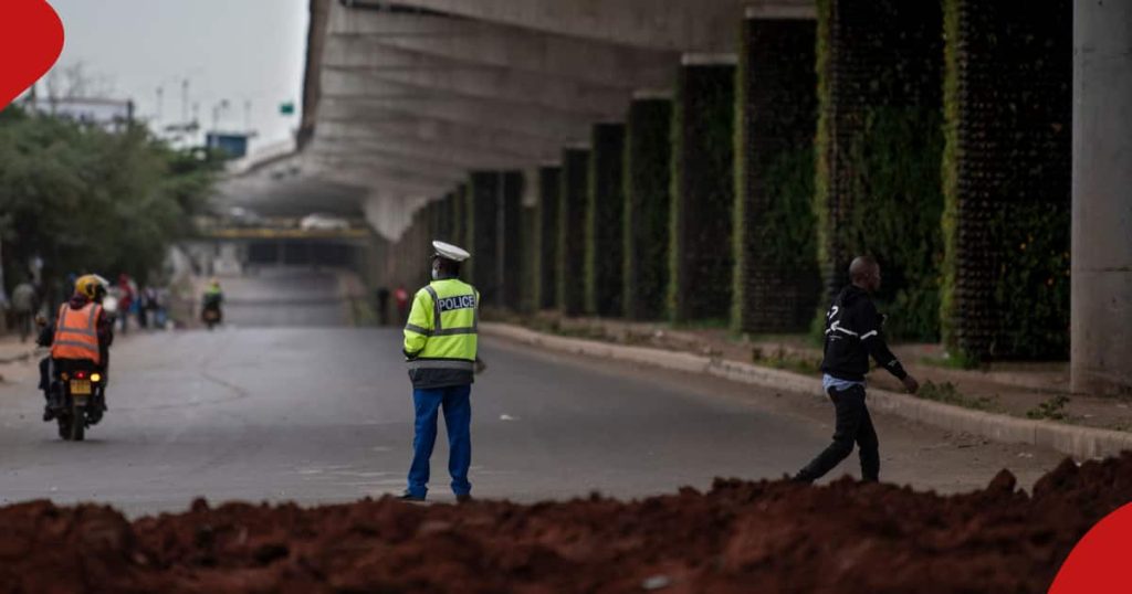 Nairobi : Un agent de la circulation capturé dans un clip collectant des pots-de-vin auprès de PSV suspendus de leur travail