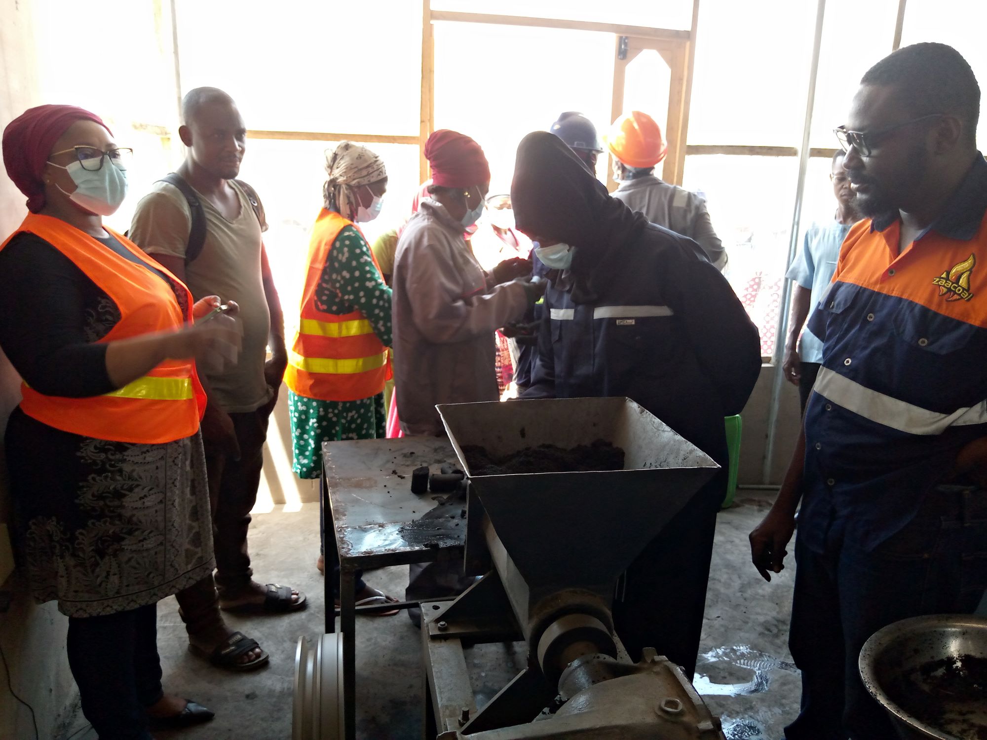 Upperlink Consult forme les femmes à la production de briquettes à Wa