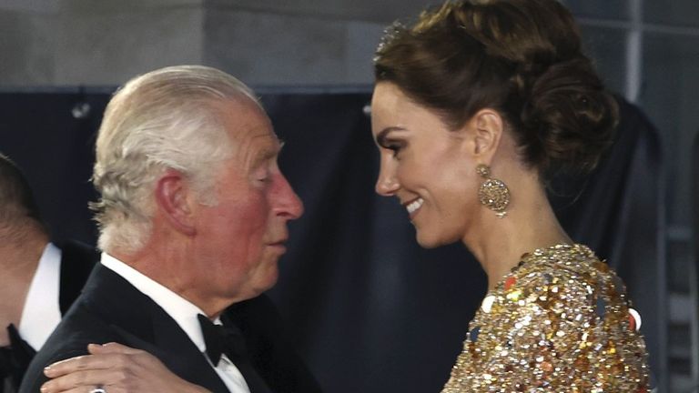 Le prince Charles de Grande-Bretagne, à gauche, s'entretient avec Kate, la duchesse de Cambridge, alors qu'ils arrivent pour la première mondiale du nouveau film de la franchise James Bond « No Time To Die », à Londres en septembre 28, 2021. (Chris Jackson/Pool Photo via AP, Fichier)