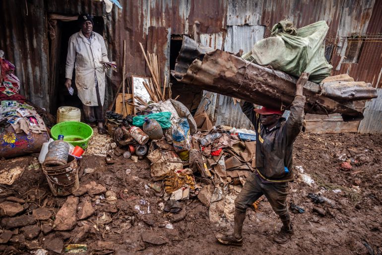 Un homme rassemble certaines de ses affaires tandis que d'autres transportent plusieurs matériaux après que leurs maisons ont été détruites par des inondations suite à des pluies torrentielles dans le quartier informel de Mathare à Nairobi, le 25 avril 2024. - Les pluies torrentielles ont déclenché des inondations et provoqué le chaos à travers le Kenya, bloquant les routes et des ponts et engloutissant des maisons dans des bidonvilles. Le bilan des crues soudaines dans la capitale kenyane, Nairobi, est passé à 13 morts le 25 avril 2024, a annoncé la police. Les Kenyans ont été avertis de rester en alerte, avec de nouvelles pluies abondantes prévues à travers le pays dans les prochains jours.