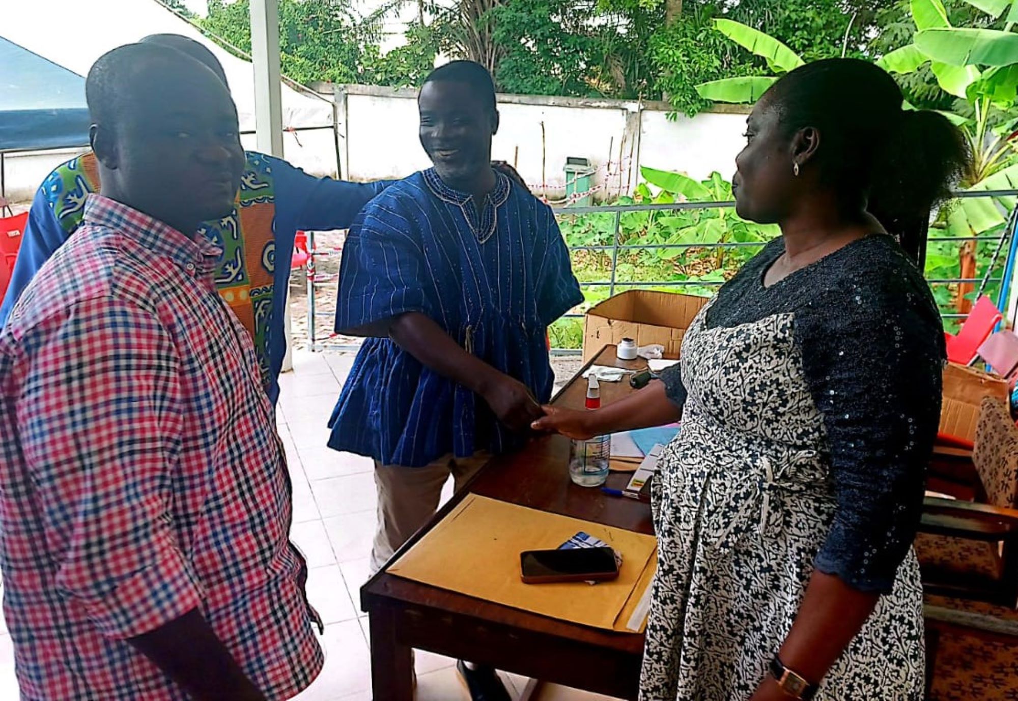 M. Felix Foster Ackah dans une poignée de main avec la directrice municipale adjointe de la Commission électorale, Mme Mary Ampah