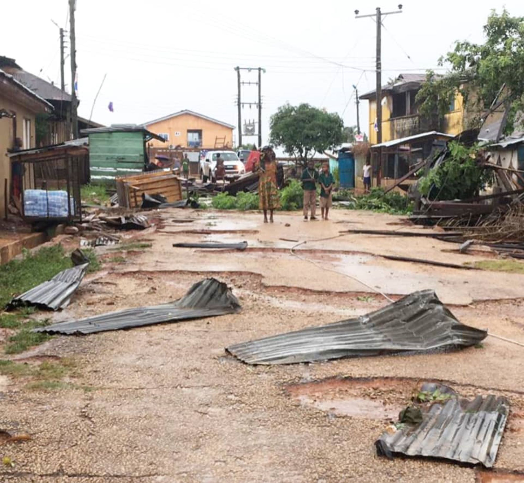 Une tempête de pluie fait des ravages dans les bâtiments détruits de Biakoye