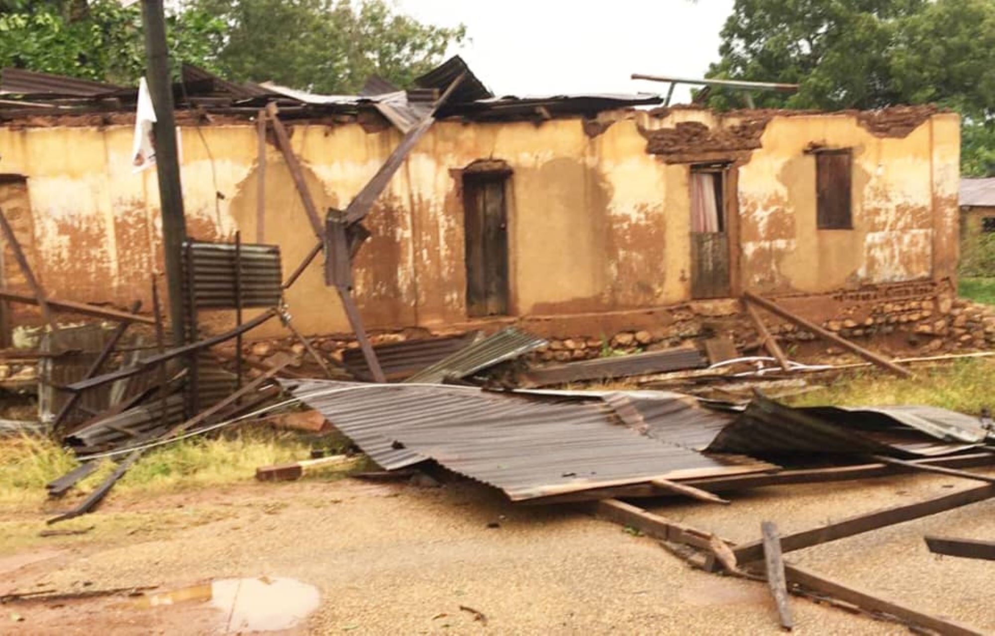 Une tempête de pluie fait des ravages dans les bâtiments détruits de Biakoye