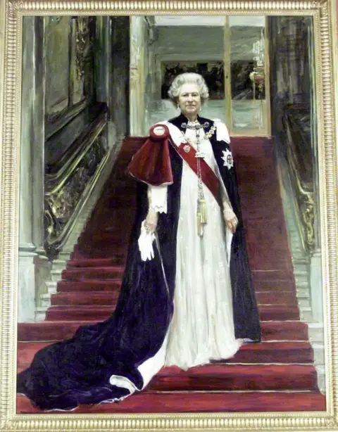 Getty Images Ce portrait de la reine Elizabeth II par Sergueï Pavlenko a été dévoilé au Drapers' Hall en 2000