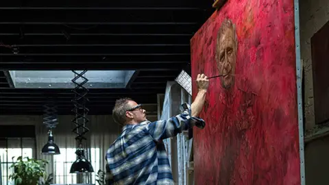 Jonathan Yeo Studio Jonathan Yeo, qui a eu 4 séances avec Charles III - dès qu'il était encore prince de Galles, souhaitait mettre davantage l'accent sur la capture du caractère et de l'essence du roi.