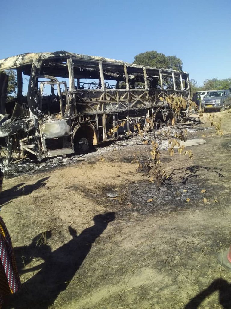 Huit membres d’une église anglicane brûlés au point d’être méconnaissables, deux portés disparus dans un accident de bus – police