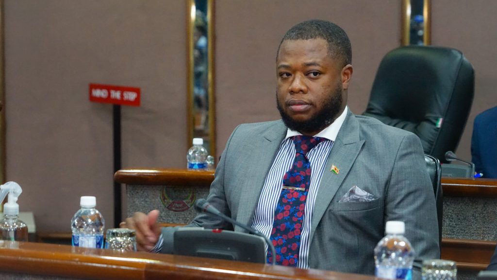 La police ouvre une enquête après qu'un intrus soit entré par effraction dans la maison de Mnangagwa et ait laissé des balles sur la porte de la chambre