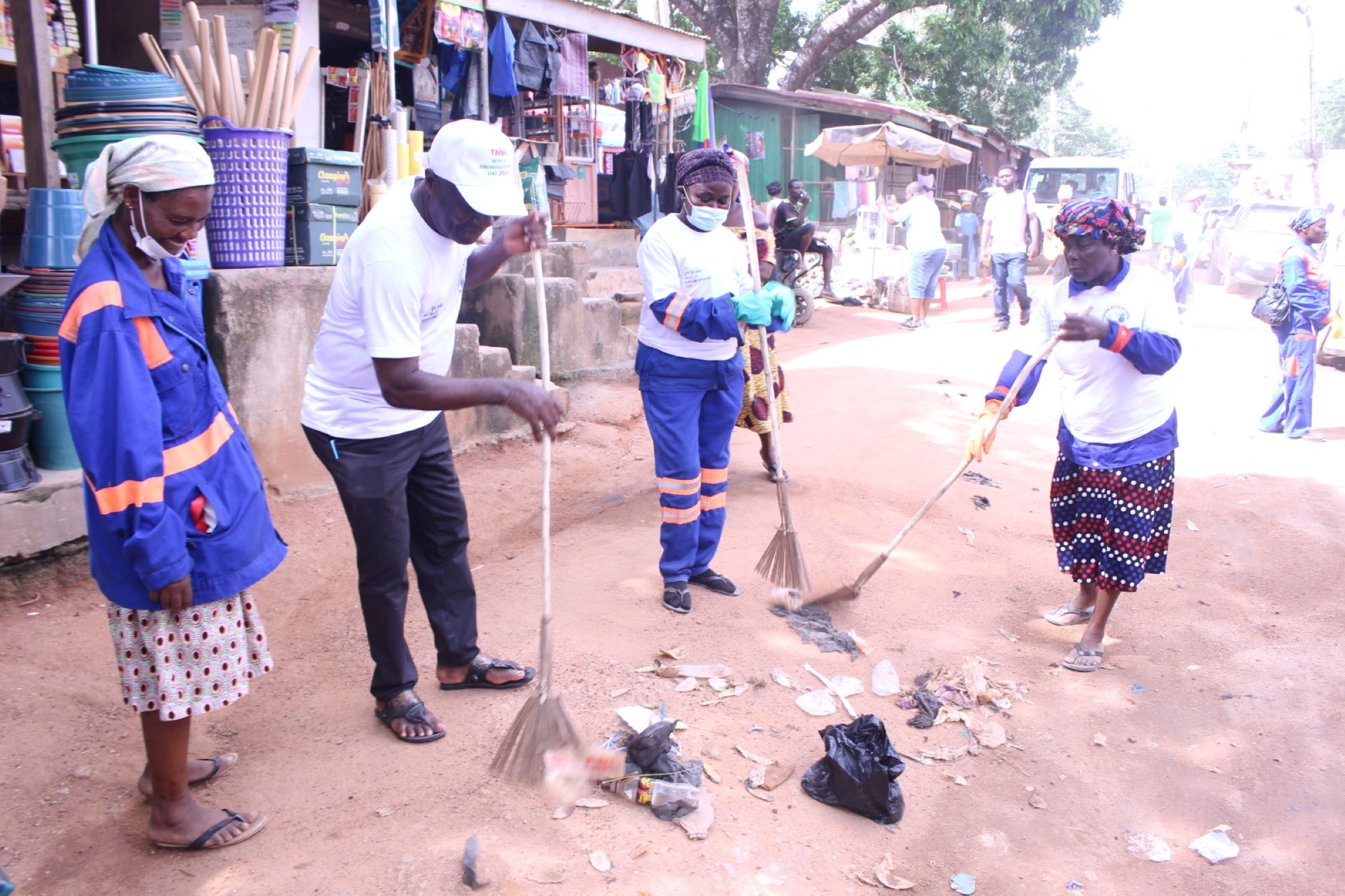 Des membres d’ONG balayant la rue