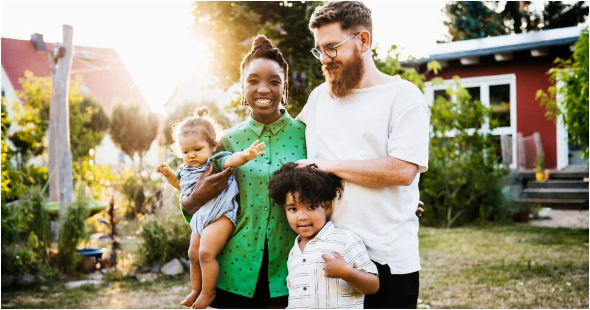 Une dame de Nairobi mariée à un soldat britannique déclare que les hommes mariés la veulent toujours : « Watu Wa Pesa Tu »