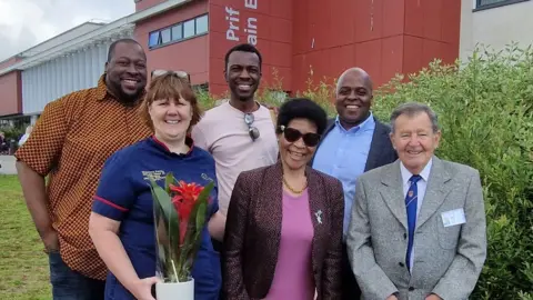 Conseil de santé de l'université de Swansea Bay Agnes avec ses fils Farai, Tendai et Rugare, et les membres du personnel de l'hôpital