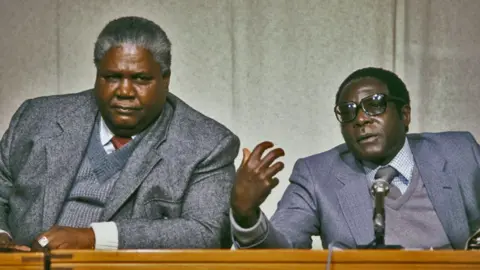 Getty Images Robert Mugabe (à droite) et Joshua Nkomo (à gauche)