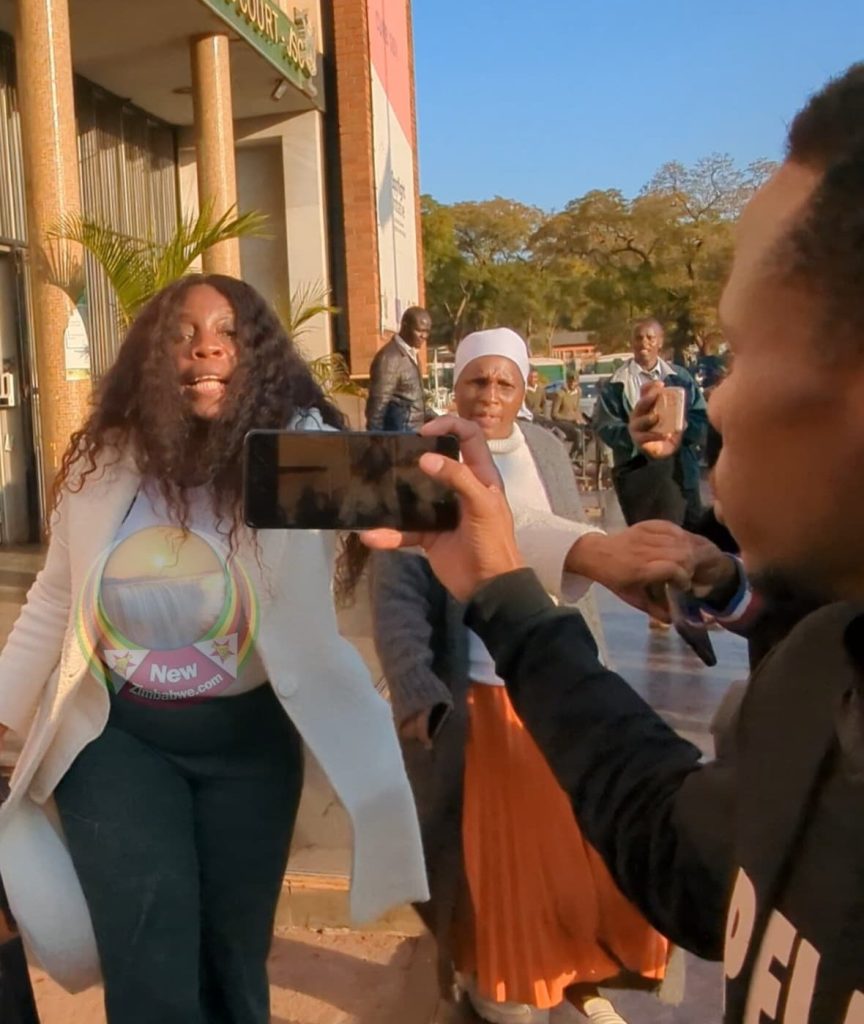 VIDÉO : La belle-sœur de Mpofu, accusé de fraude, devient folle et attaque des journalistes ; la famille menace d'interdire aux médias l'accès au tribunal