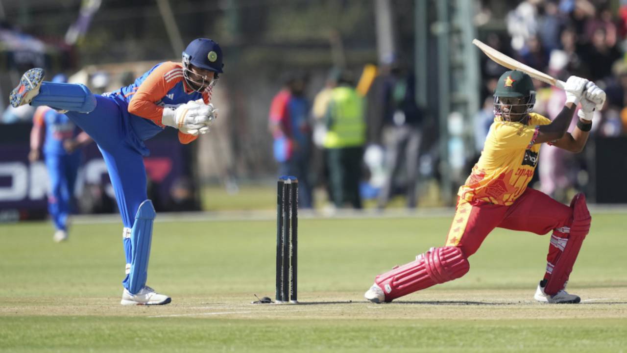 Dhruv Jurel tend la jambe à la manière de MS Dhoni alors que Dion Myers coupe le ballon, Zimbabwe contre Inde, 1er T20I, Harare, 6 juillet 2024