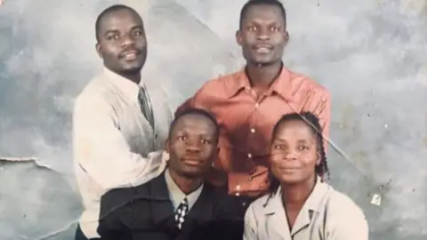 La famille Ngosa Les frères Ngosa et leur mère Samaria Maswela : Matthew (en rouge), Boyd (en blanc) et Hezron (en noir)