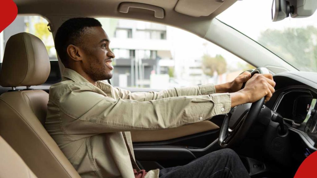 Les Kenyans saluent l'automobiliste de Nairobi qui a refusé de laisser la voie libre au véhicule d'un homme politique : « Kiburi Tumekataa »