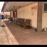 La morgue de l'hôpital universitaire de Sunyani fermée et ornée de cire rouge
