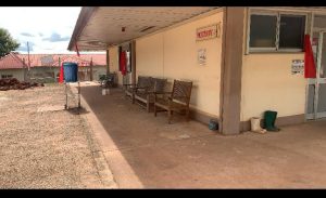 La morgue de l'hôpital universitaire de Sunyani fermée et ornée de cire rouge