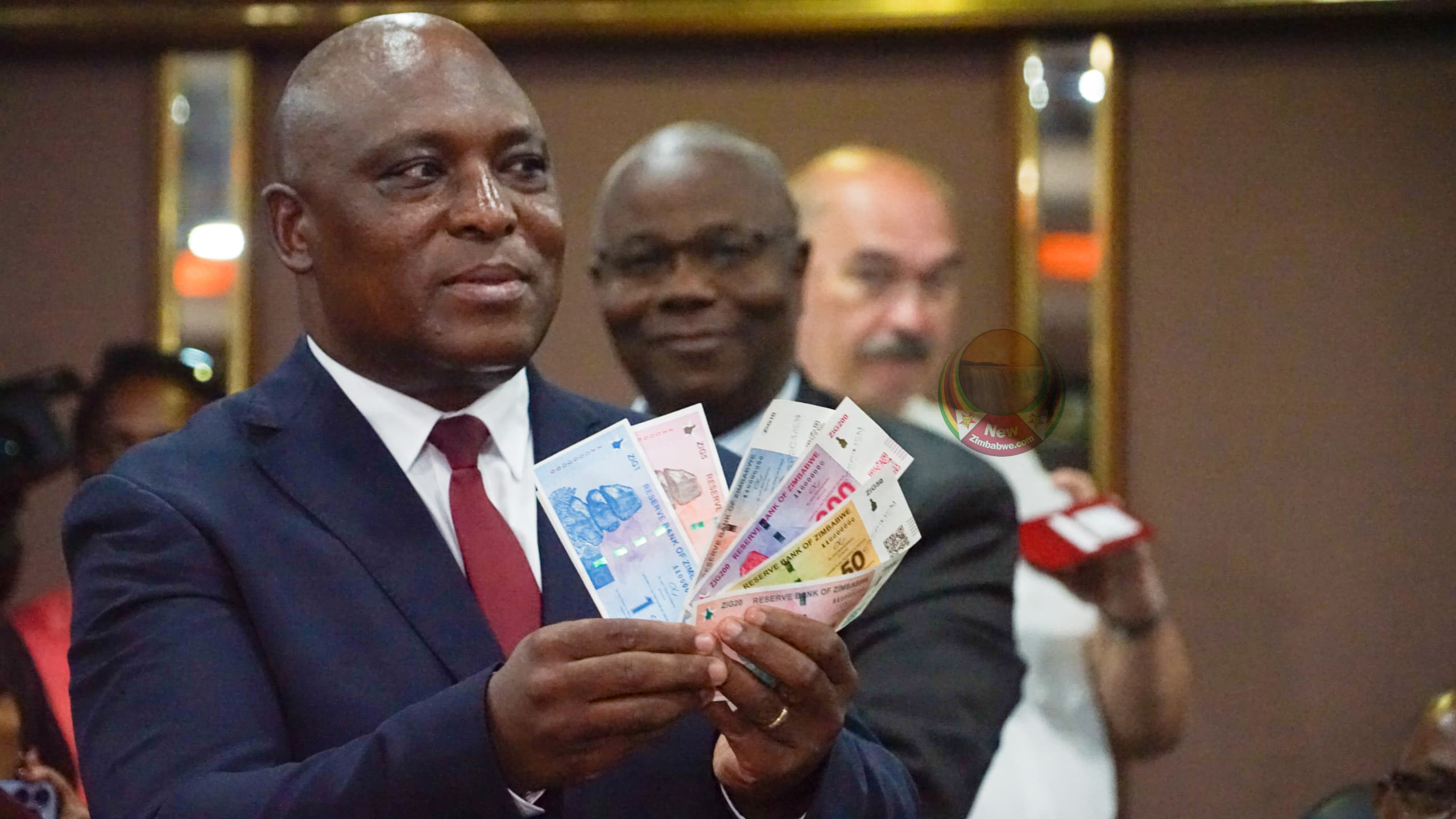 Zimbabwe’s new gold-backed currency devalues by 40%; central bank pegs official rate at ZWG24,39 against the US$