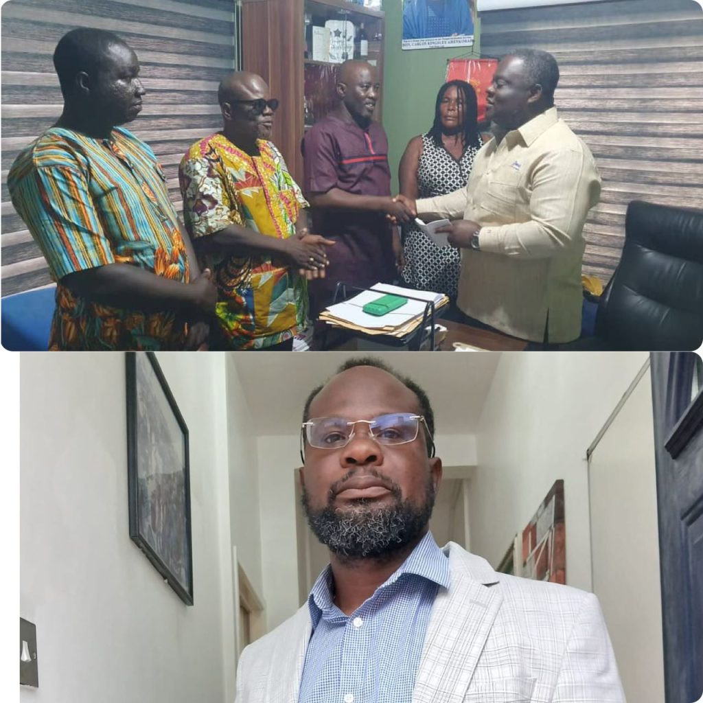 Le candidat parlementaire du NPP Dennis Amfo Sefah reçoit un don en espèces de Daniel Mensah, basé au Royaume-Uni