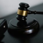Le tribunal doit examiner la demande de mise en liberté sous caution de cinq suspects
