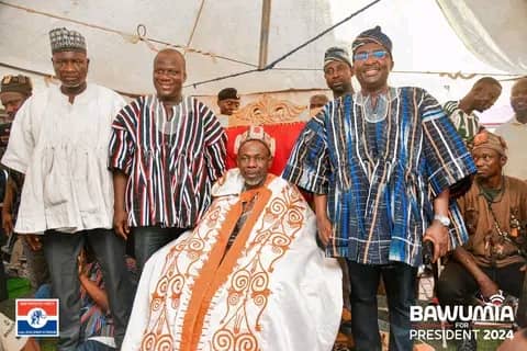 Les chefs et le suzerain du royaume de Gonja honorent le professeur Kalmonia