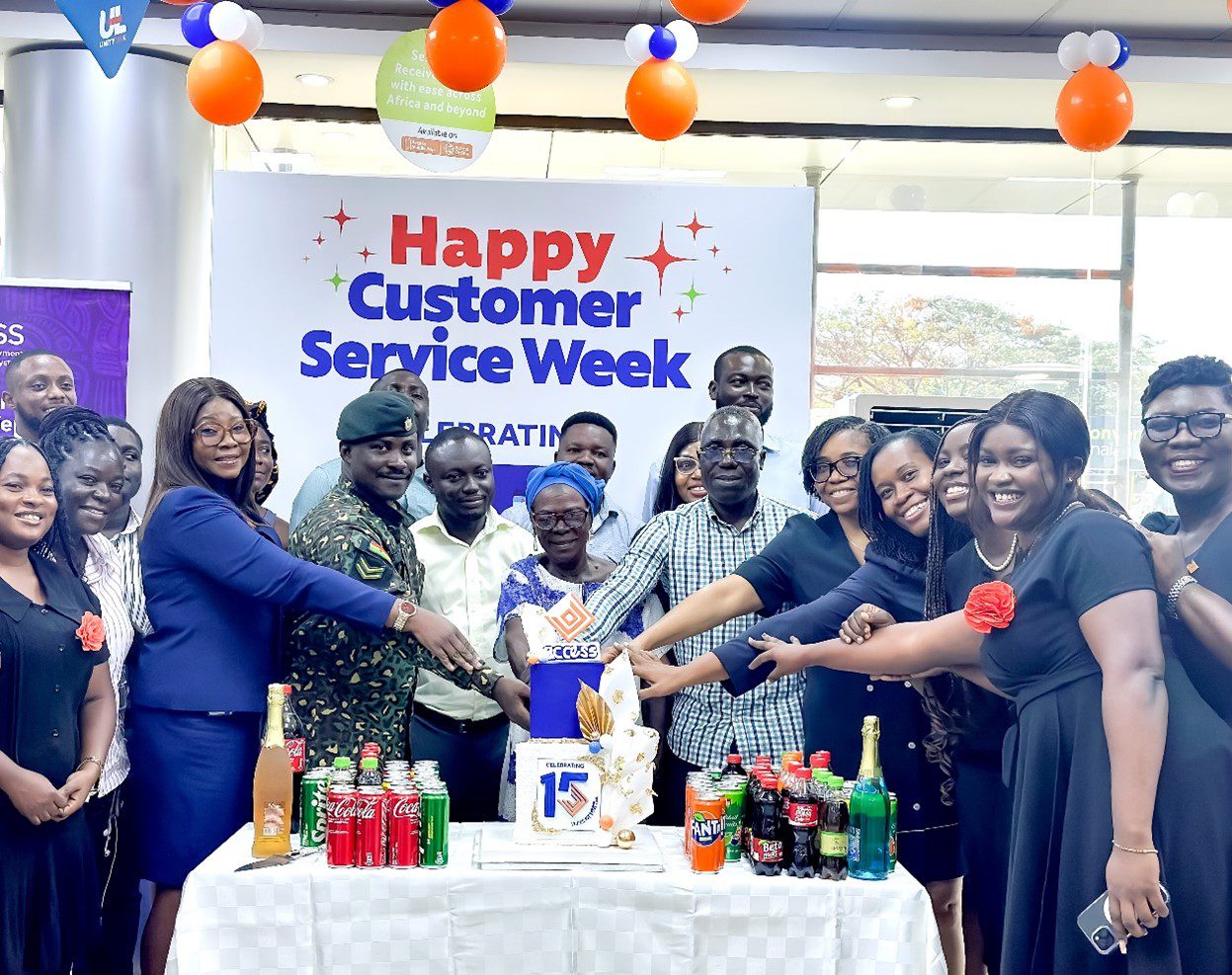 Access Bank célèbre ses 15 ans avec ses clients, coupant le gâteau dans 56 succursales pour la semaine de service