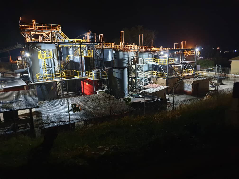 Le chef félicite le directeur général de la mine Sankofa pour son leadership exceptionnel