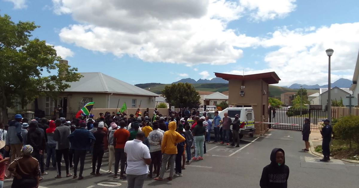 Le parti MK manifeste devant un domaine de Somerset West pour des allégations de racisme