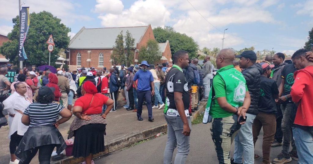 Les travailleurs qui veulent être absorbés par le gouvernement du KZN s'engagent à continuer de protester jusqu'à ce que leurs revendications soient satisfaites