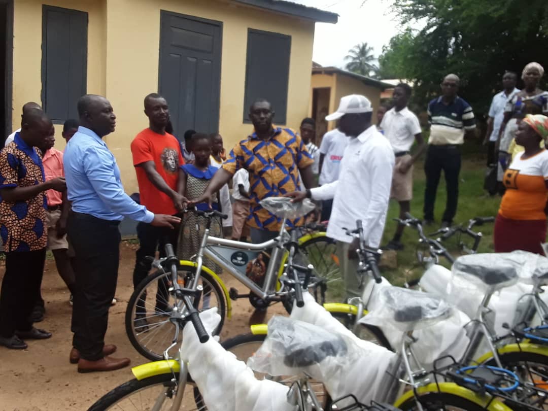 Transformer des vies : le don de vélos d'Okuaphene permet d'autonomiser des écoliers dans le besoin
