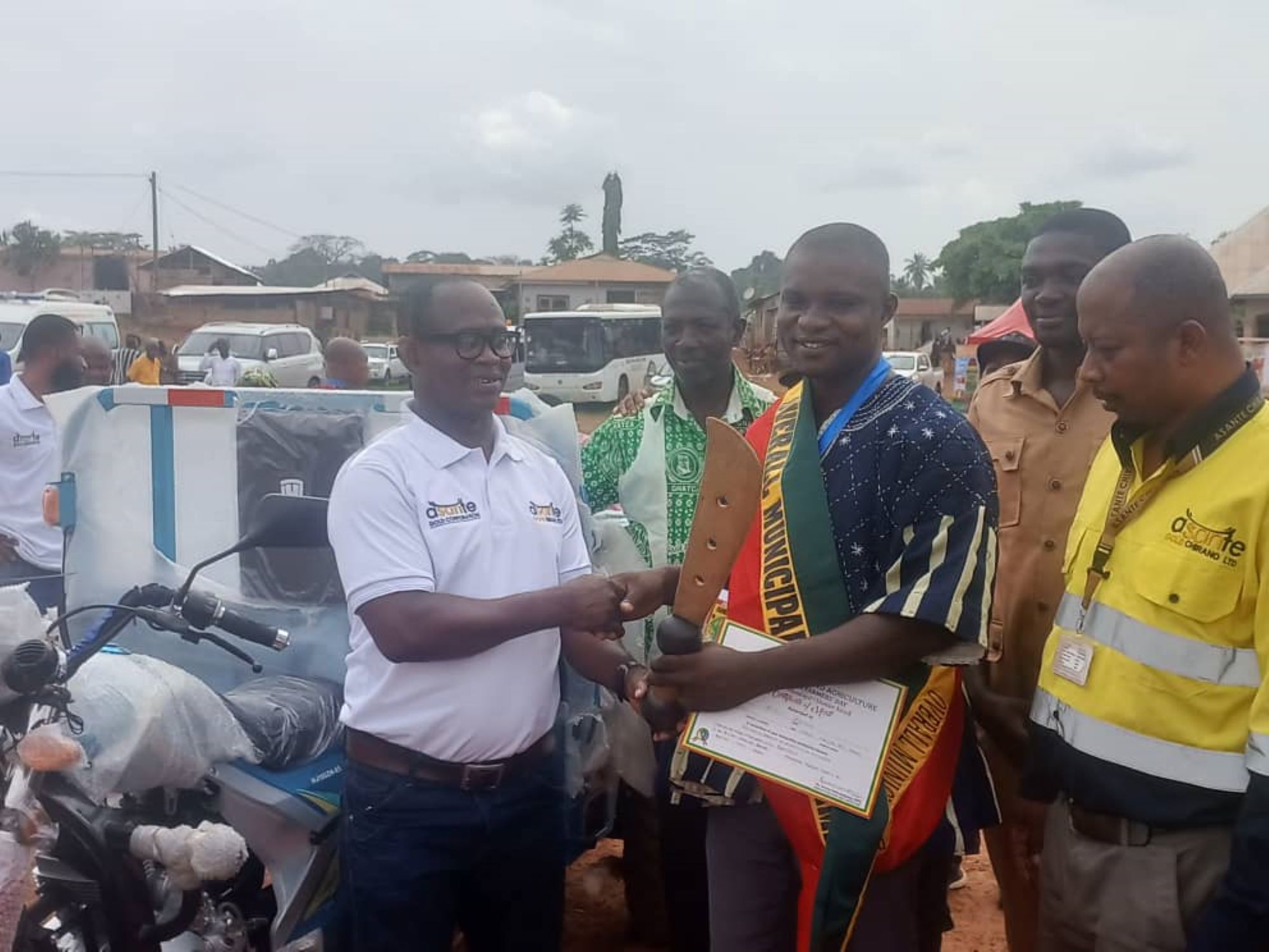 Alfred Asamoah, meilleur agriculteur, reçoit un prix Alfred Asamoah, meilleur agriculteur, reçoit un prix