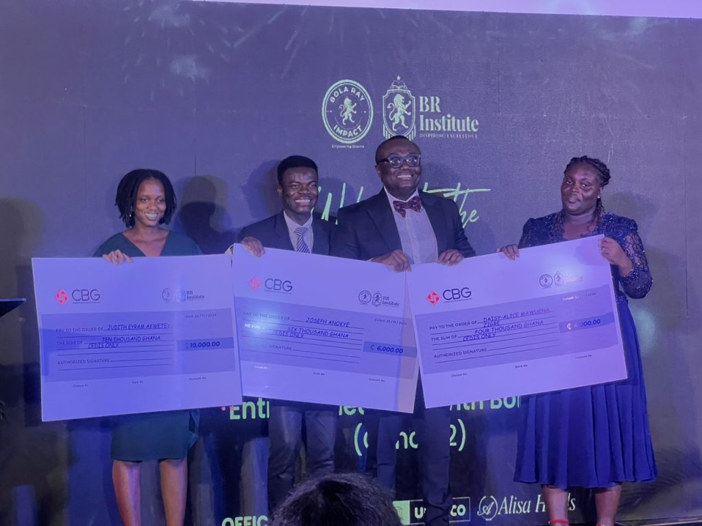 Bola Ray récompense l'entrepreneuriat : un diplômé remporte un iPhone 16 lors de la cérémonie de la deuxième cohorte
