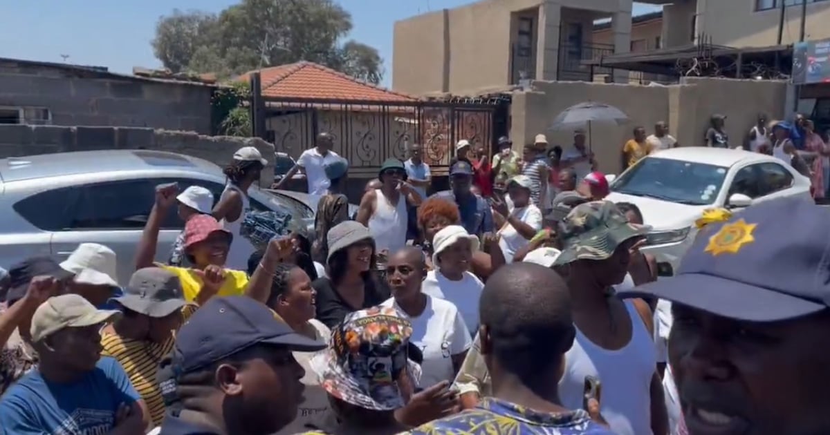 La police appelle au calme chez Alex après la mort d'une jeune fille après avoir mangé des collations du magasin Spaza