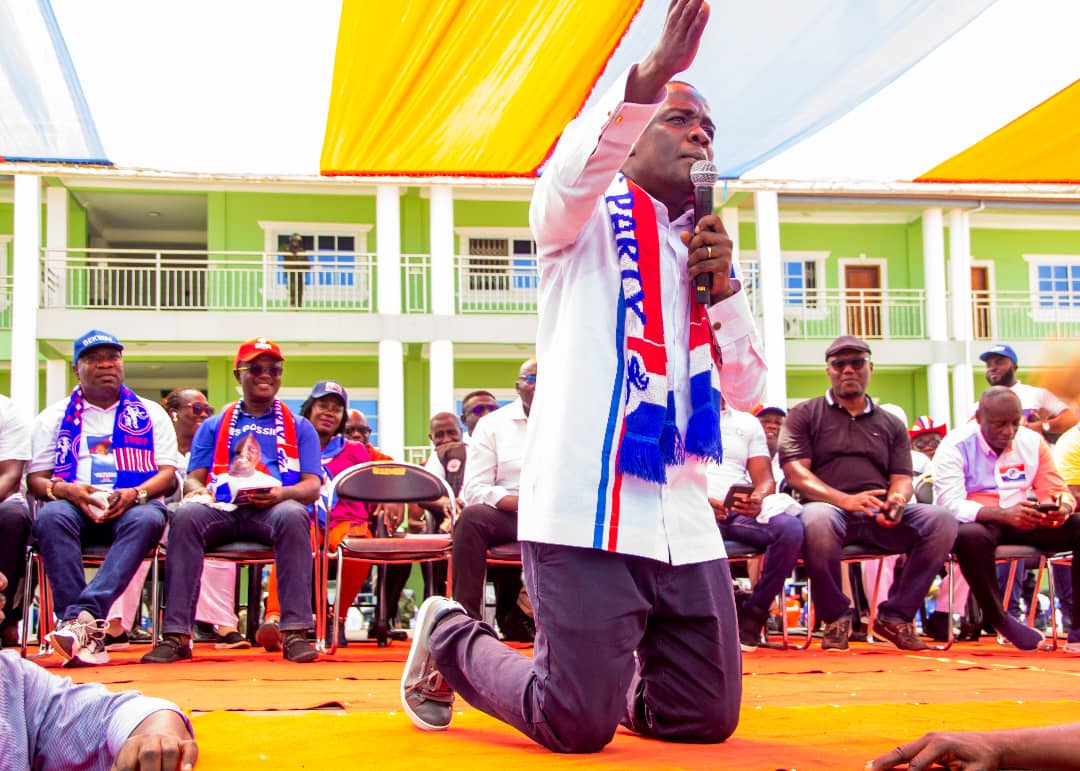 L'avocat Ralph Poku-Adusei NPP PC pour Bekwai s'agenouille pour supplier les électeurs de voter massivement pour SE Dr Bawumia