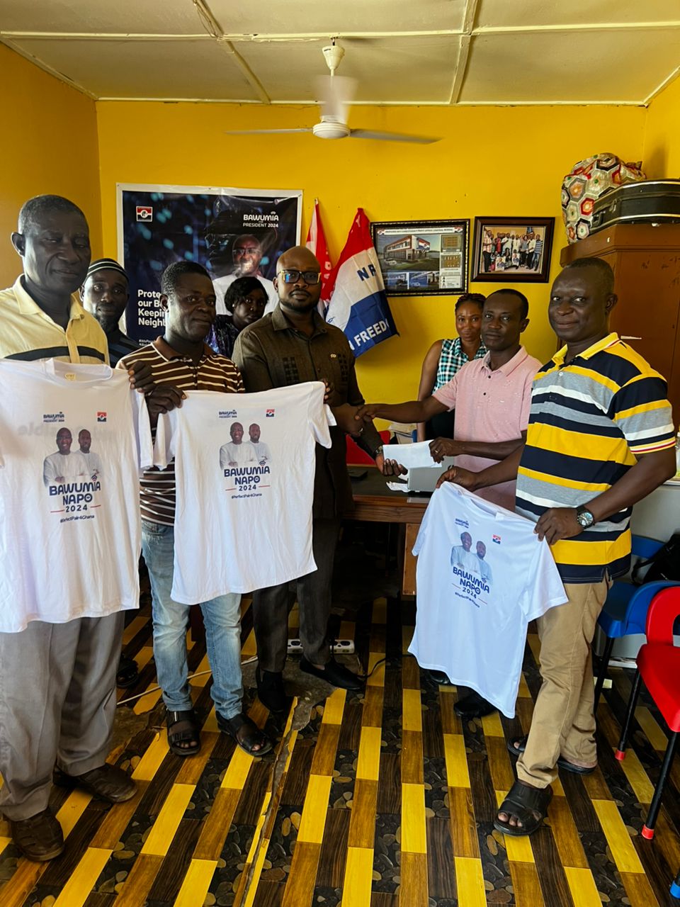 Le chef Ofori-Nti fait un don à la campagne NPP à Twifo/Ati-Morkwa avec de l'argent et des T-shirts de marque