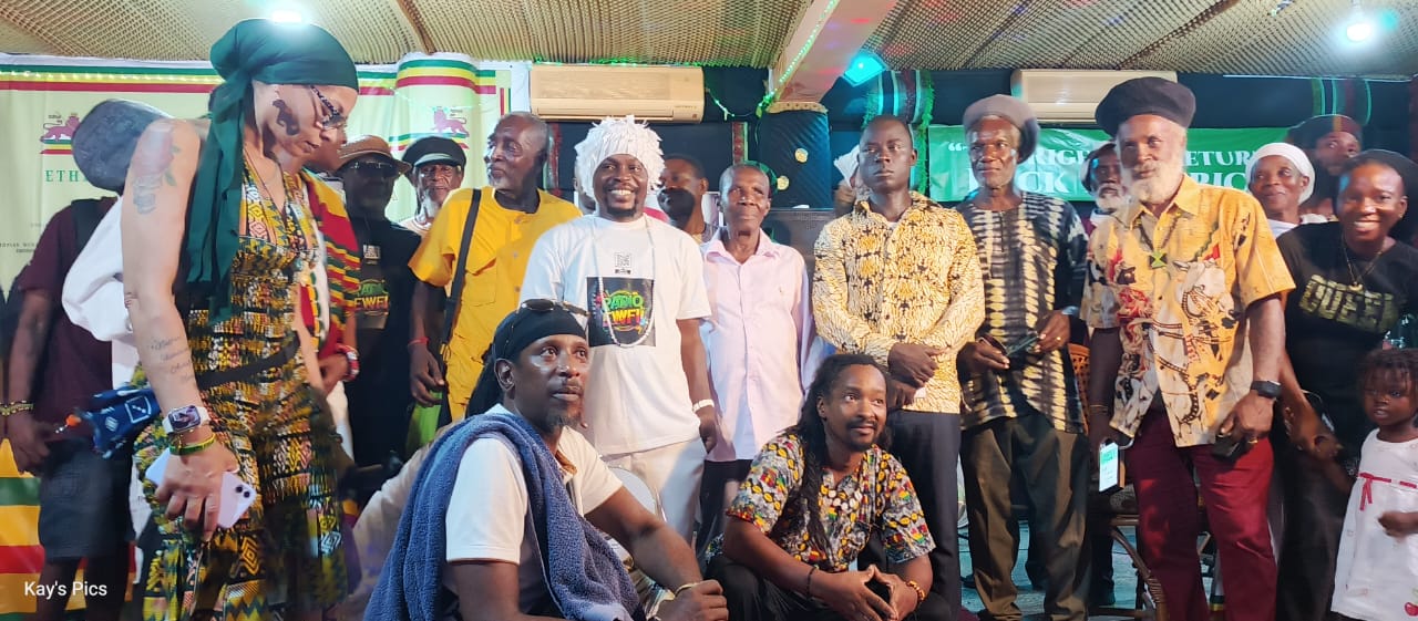 Les rastafariens célèbrent le 94ème couronnement de l'empereur Hailé Sélassié Ier et lancent la radio EWFI