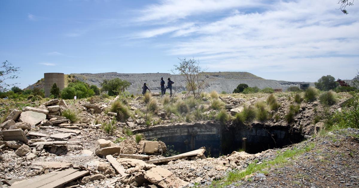 L'opération de récupération de Stilfontein se poursuit après 14 arrestations, dont un adolescent