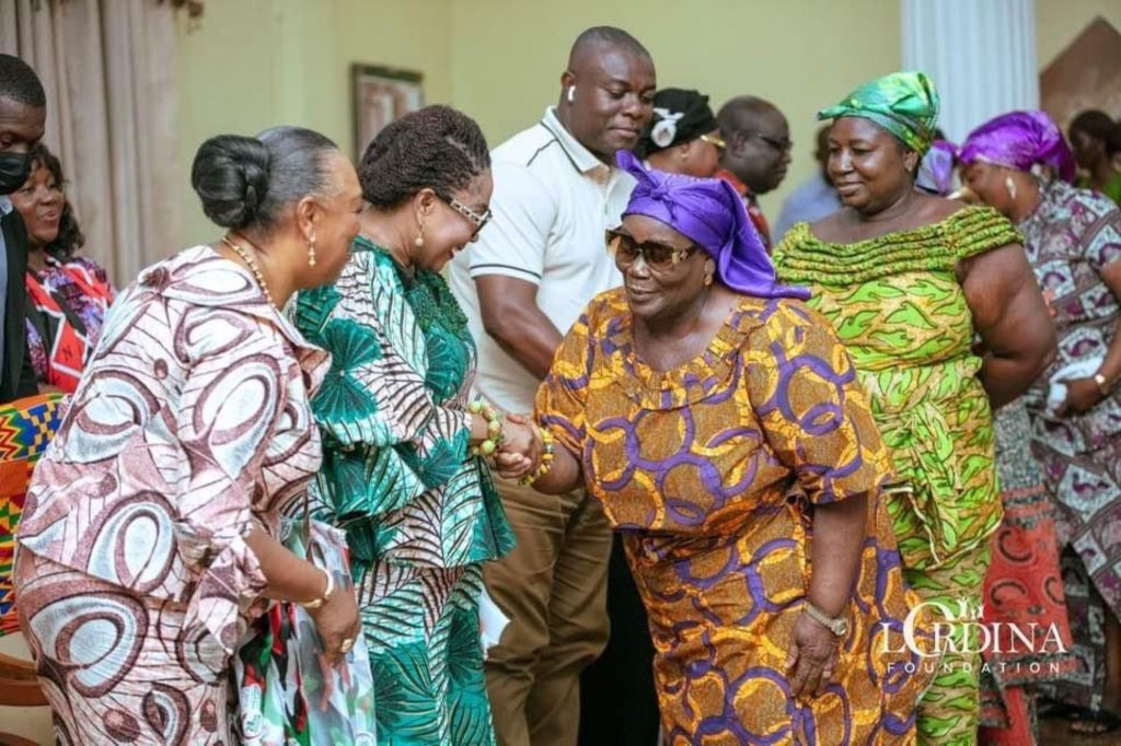 Lordina Mahama prend d'assaut les marchés de Kumasi et vend le manifeste 2024 du NDC