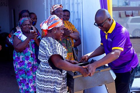 NOVA stimule l'énergie verte au Ghana avec des dons de poêles propres