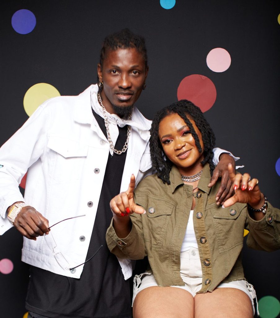 Pinky Pecks et Tinny en marquent un pour leur ville dans la nouvelle version « Labadi Turn Up »