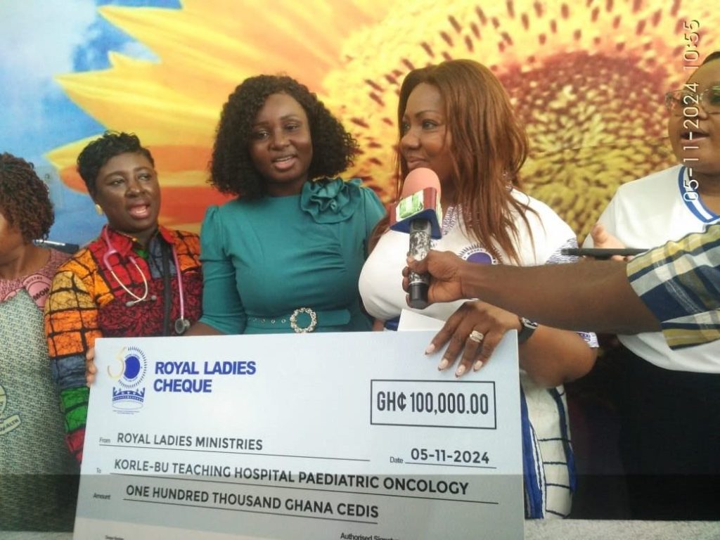 Royal Ladies fête ses 30 ans ; fait un don d'argent à Korle-Bu